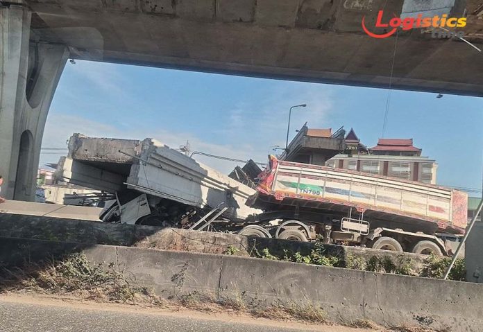 รถบรรทุกยกเทชนสะพาน